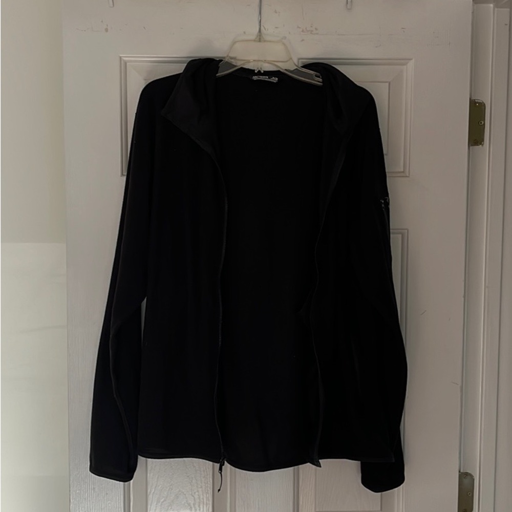 NWOT Arc’teryx Delta LT Hoody. Excellent condition: no rips, tears, holes.